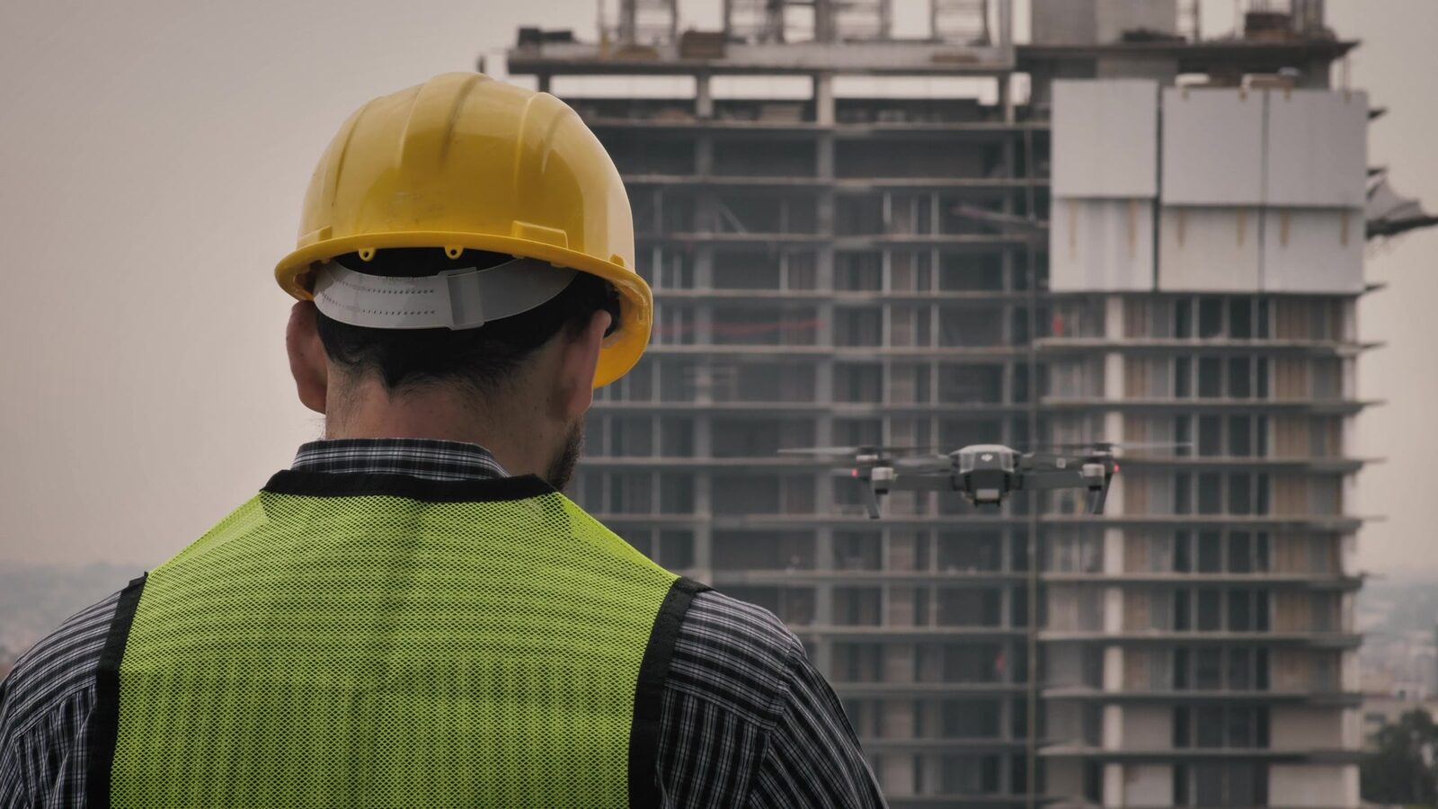 Engenheiro observa um edifício em construção